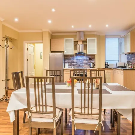 Charming Spacious 3 Bedroom In Old Town Apartmán