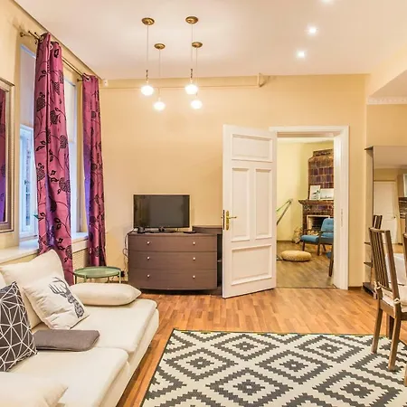 Charming Spacious 3 Bedroom In Old Town Apartment Riga