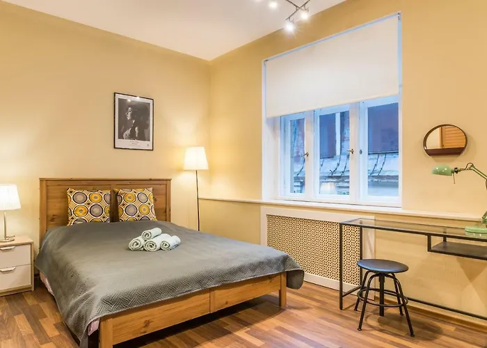 Charming Spacious 3 Bedroom In Old Town Apartment *