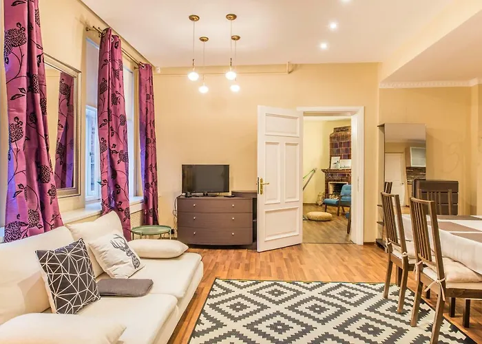 Charming Spacious 3 Bedroom In Old Town Apartment Riga