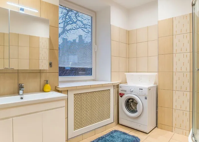 Charming Spacious 3 Bedroom In Old Town Apartment *