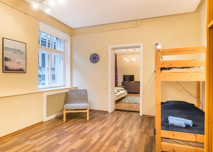 Charming Spacious 3 Bedroom In Old Town Apartment *