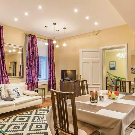 Charming Spacious 3 Bedroom In Old Town