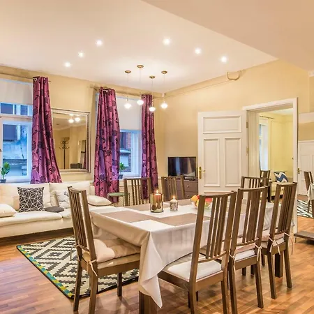 Апартаменты Charming Spacious 3 Bedroom In Old Town